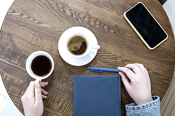 Mesa con dos tazas de café